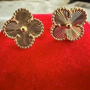 18K/750 Stamped Solid Gold Clover Earing. 100% Pawnable. 4.8gm. 10mm clover size